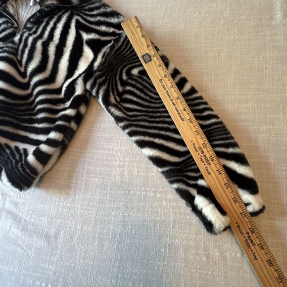 Honey & Sparkle Faux Fur Soft Zebra Print Cropped 1/4 Zip Pullover Size Small - Picture 8 of 10